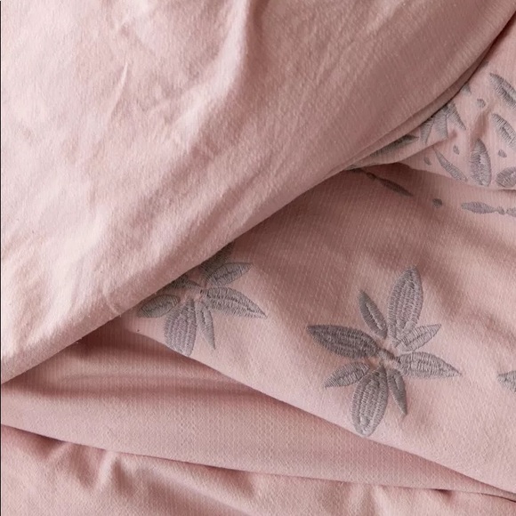 UO Embroidered Cross-Dyed Duvet Cover - Picture 6 of 9